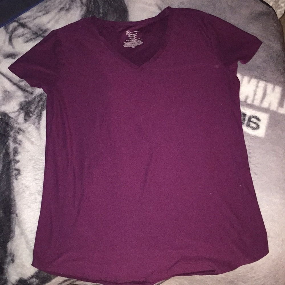 Cute maroon tee